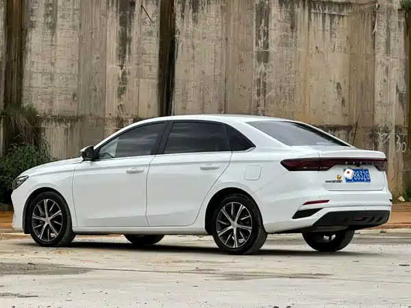 Geely Emgrand 2022