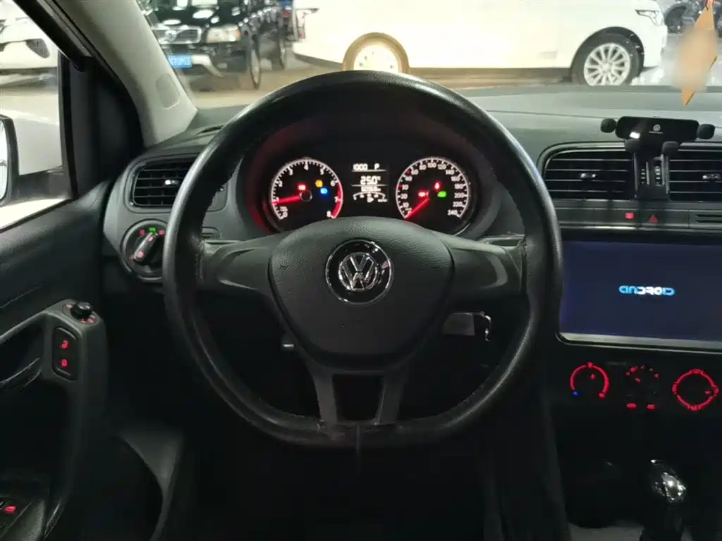 Volkswagen Polo 2017 — фото 11