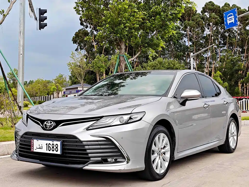 Toyota Camry 2023 — фото 1