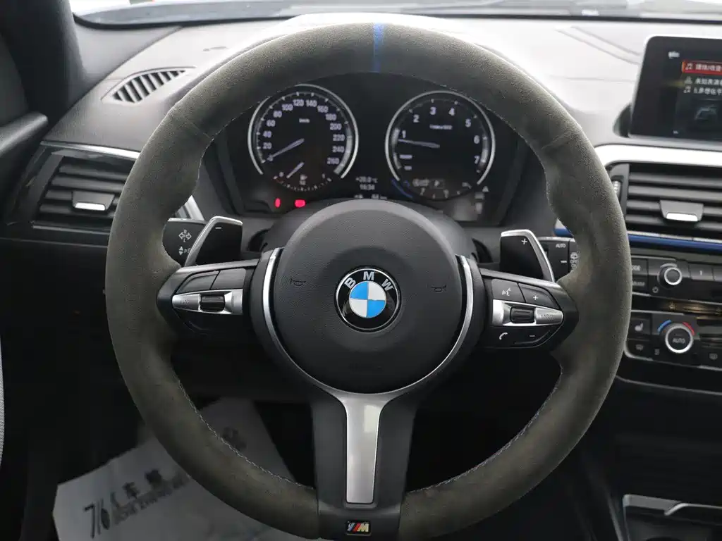 BMW 1 Series 2018 — фото 10