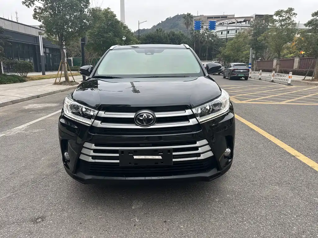 Toyota Highlander 2021 — фото 1