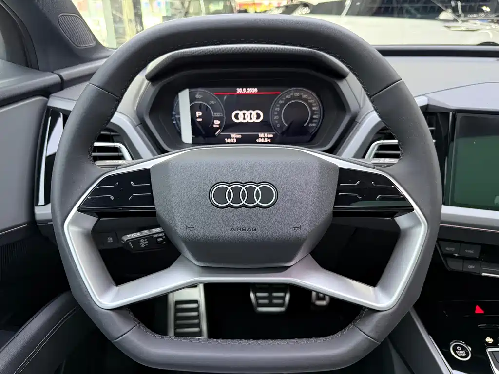 Audi Q5 e-tron — фото 10