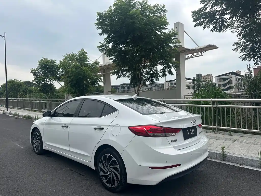 Hyundai Elantra 2020 — фото 4