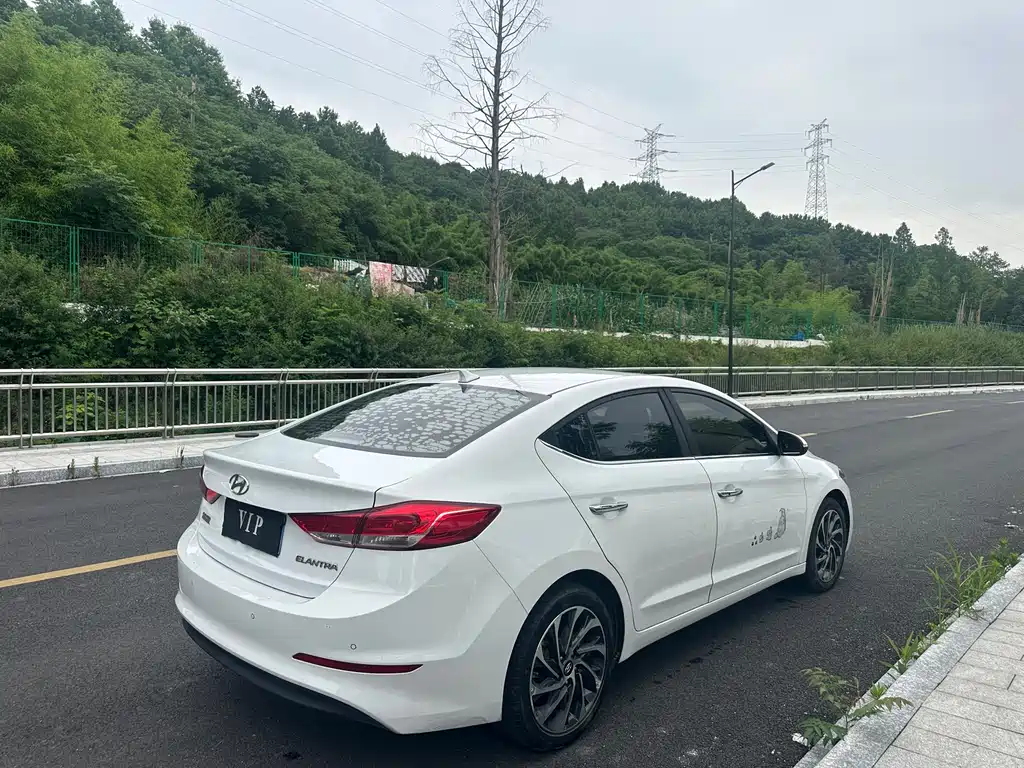 Hyundai Elantra 2020 — фото 6