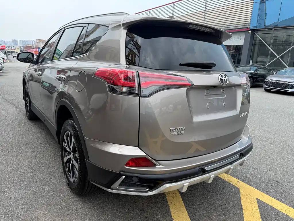 Toyota RAV4 2018 — фото 8