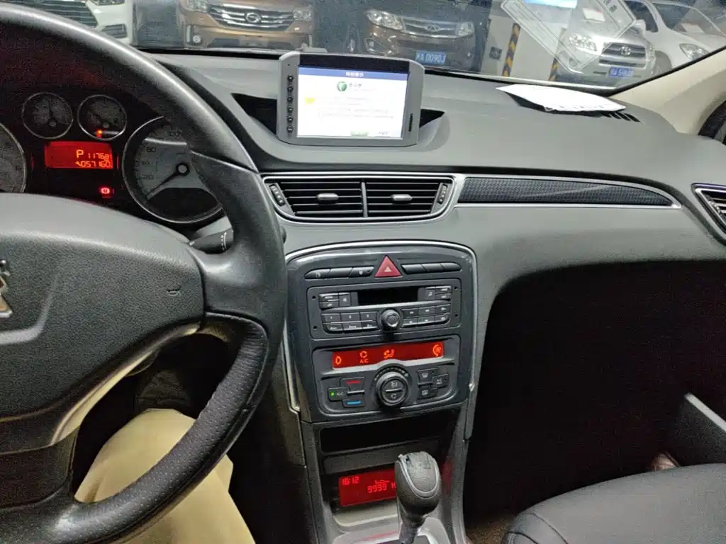 Peugeot 308 2014 — фото 13