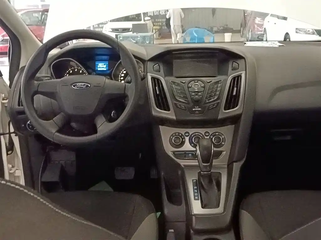 Ford Focus 2015 — фото 10