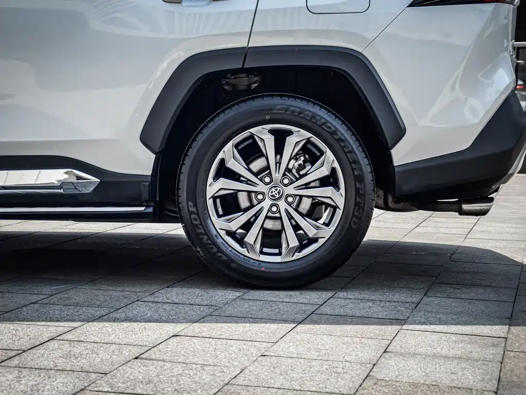 Toyota RAV4 2023 — фото 10