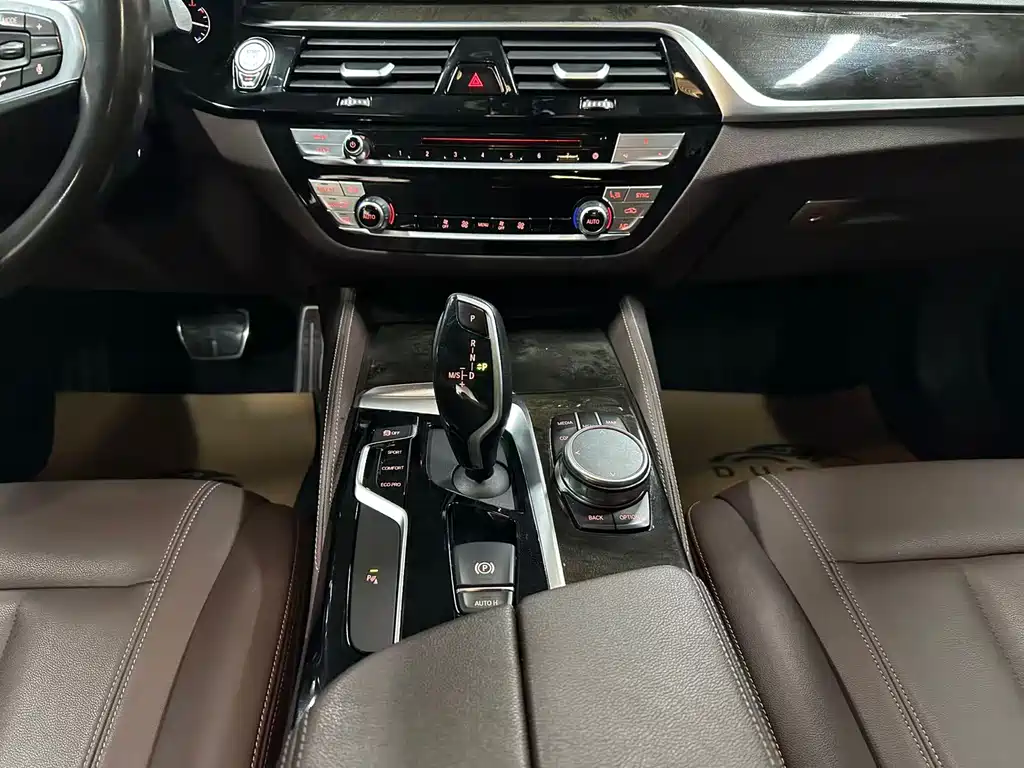 BMW 5 Series 2019 — фото 12