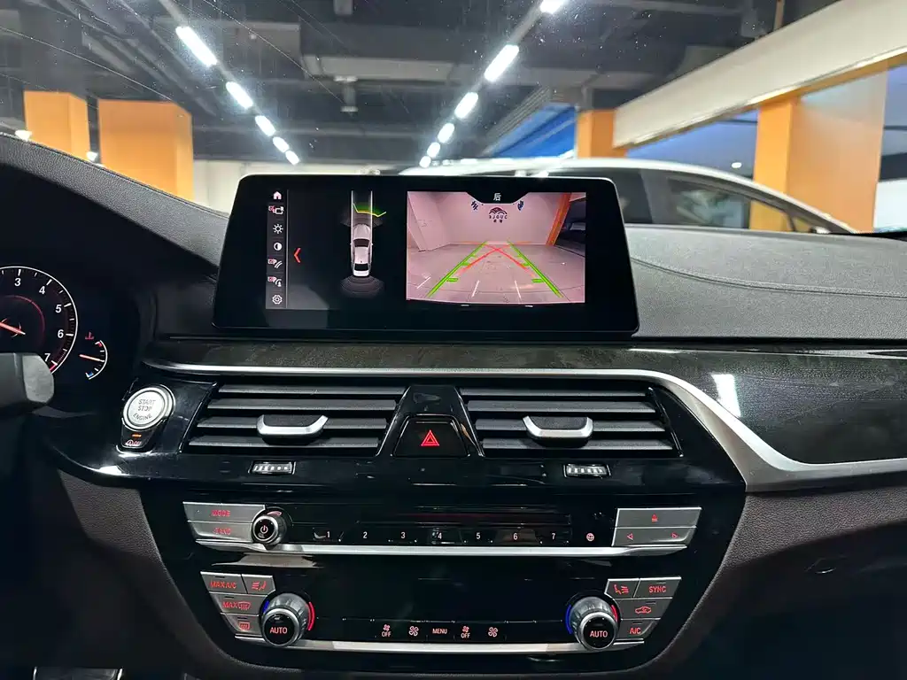 BMW 5 Series 2019 — фото 11