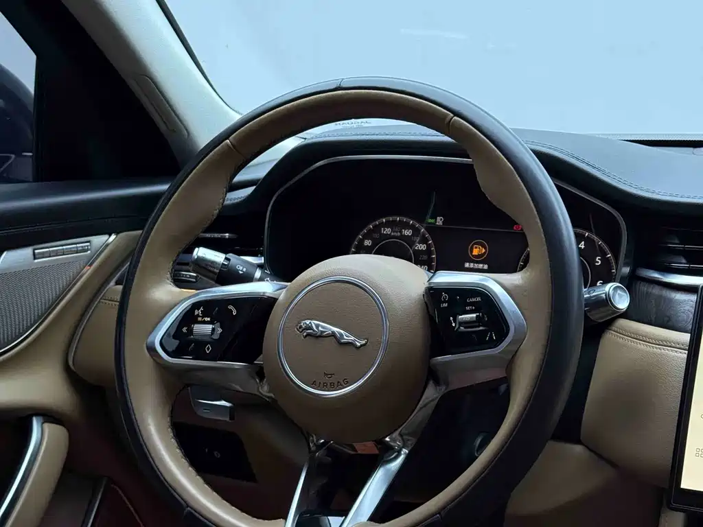 Jaguar XFL 2022 — фото 11