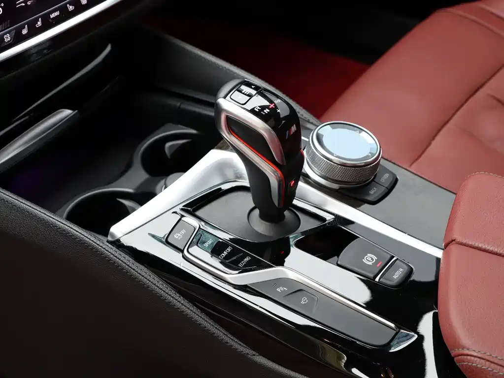 BMW 5 Series 2019 — фото 19