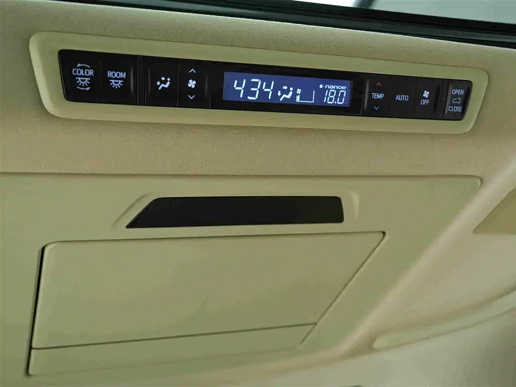 Toyota Alphard 2023 — фото 19