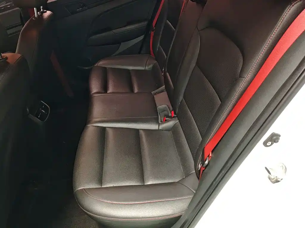 Hyundai Elantra 2020 — фото 17