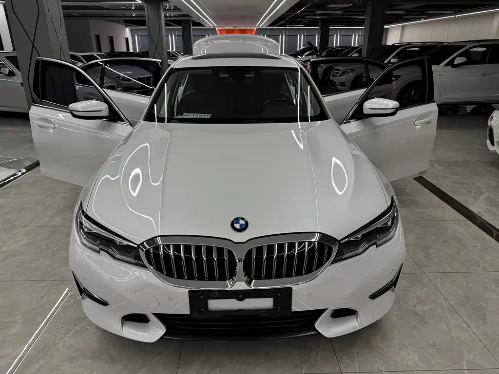 BMW 3 Series 2019 — фото 19