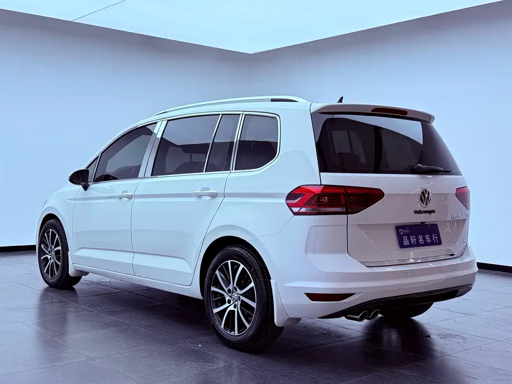 Volkswagen Touran 2017 — фото 4
