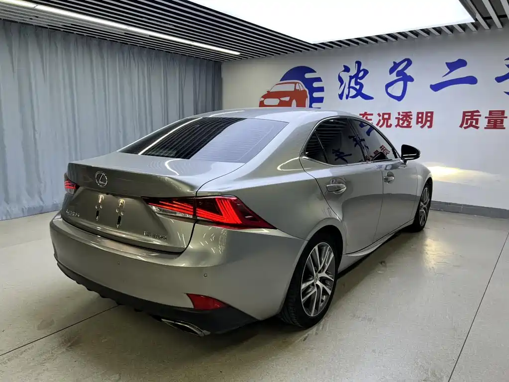 Lexus IS 2017 — фото 18