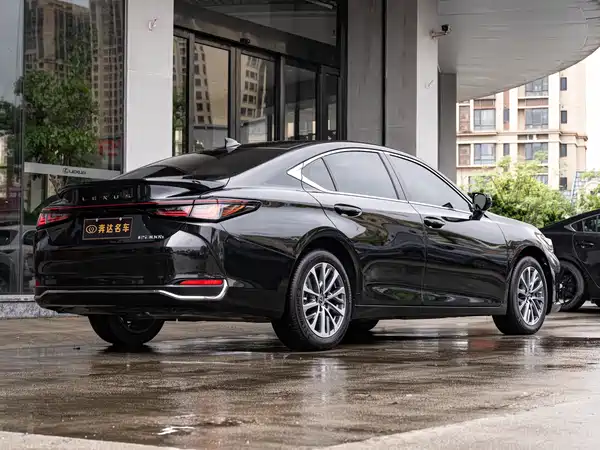 Lexus ES 2025