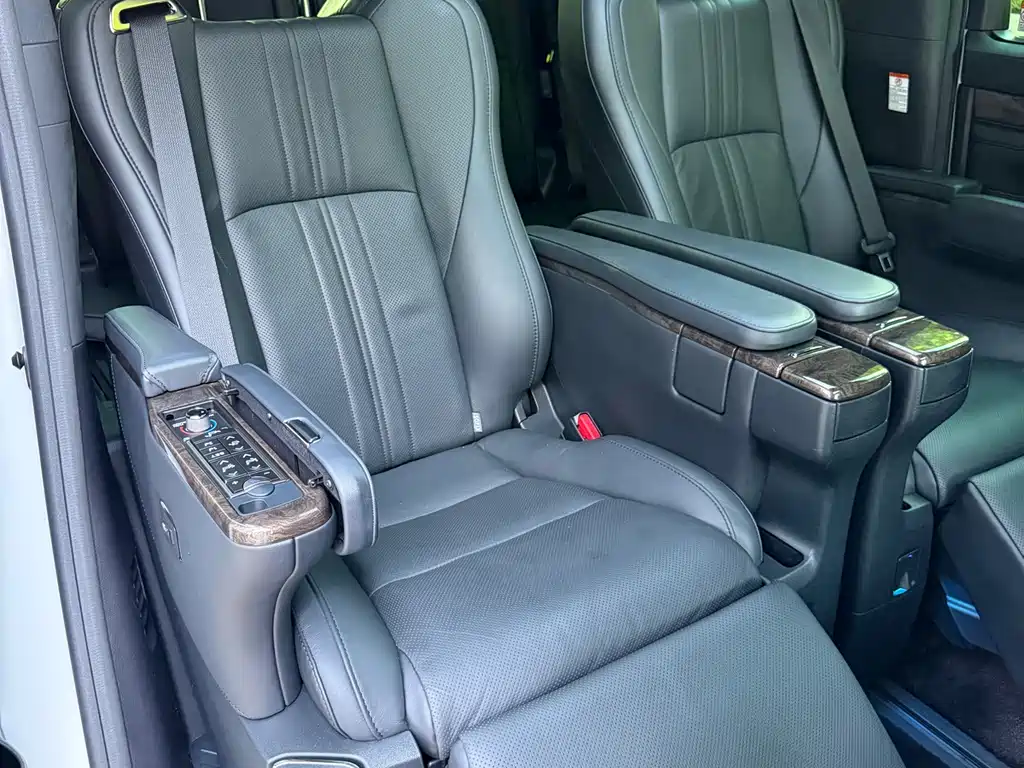 Toyota Alphard 2020 — фото 18