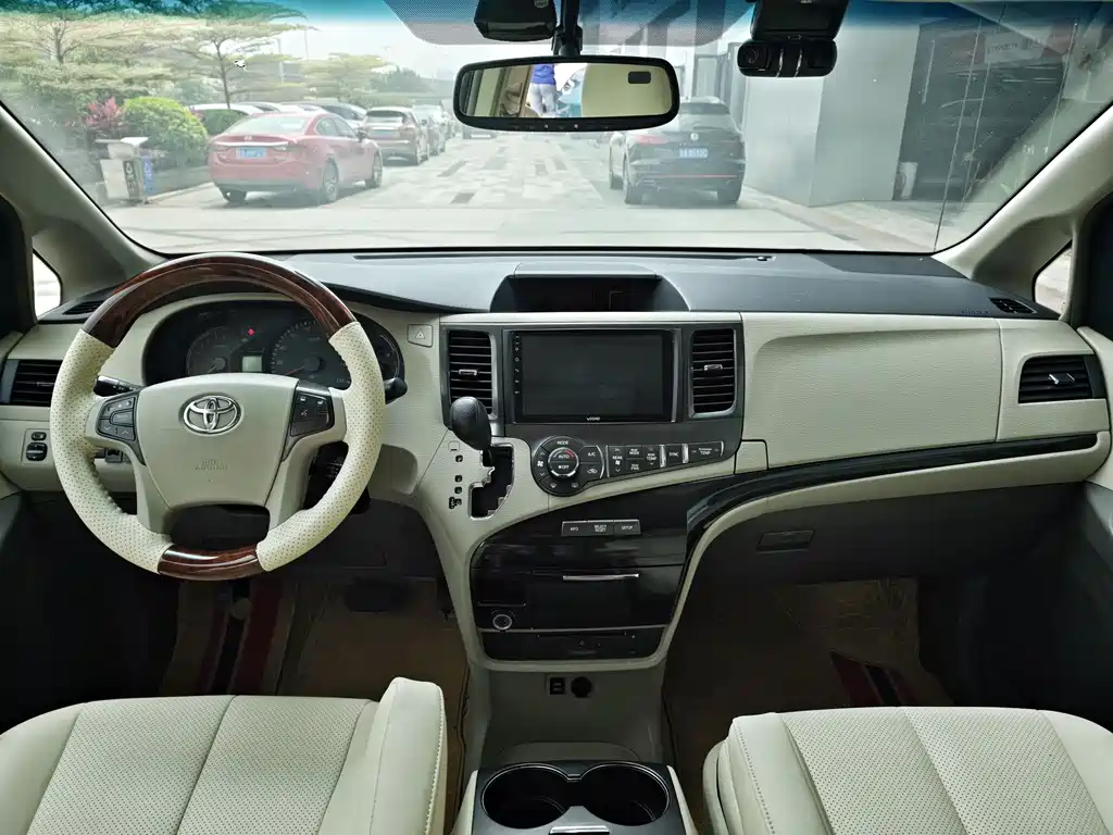 Toyota Sienna 2014 — фото 12