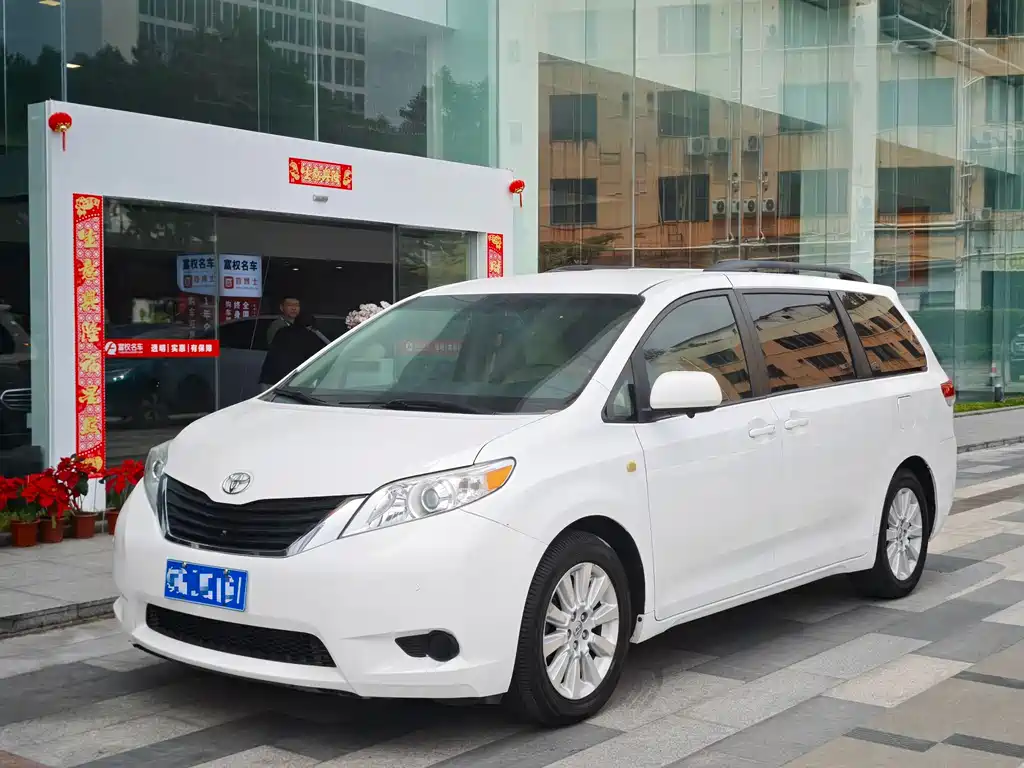Toyota Sienna 2014 — фото 1