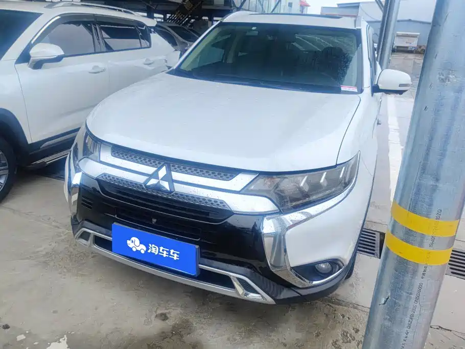 Mitsubishi Outlander 2019 — фото 1