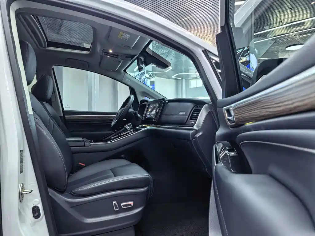 GAC Motor Trumpchi M8 2022 — фото 9