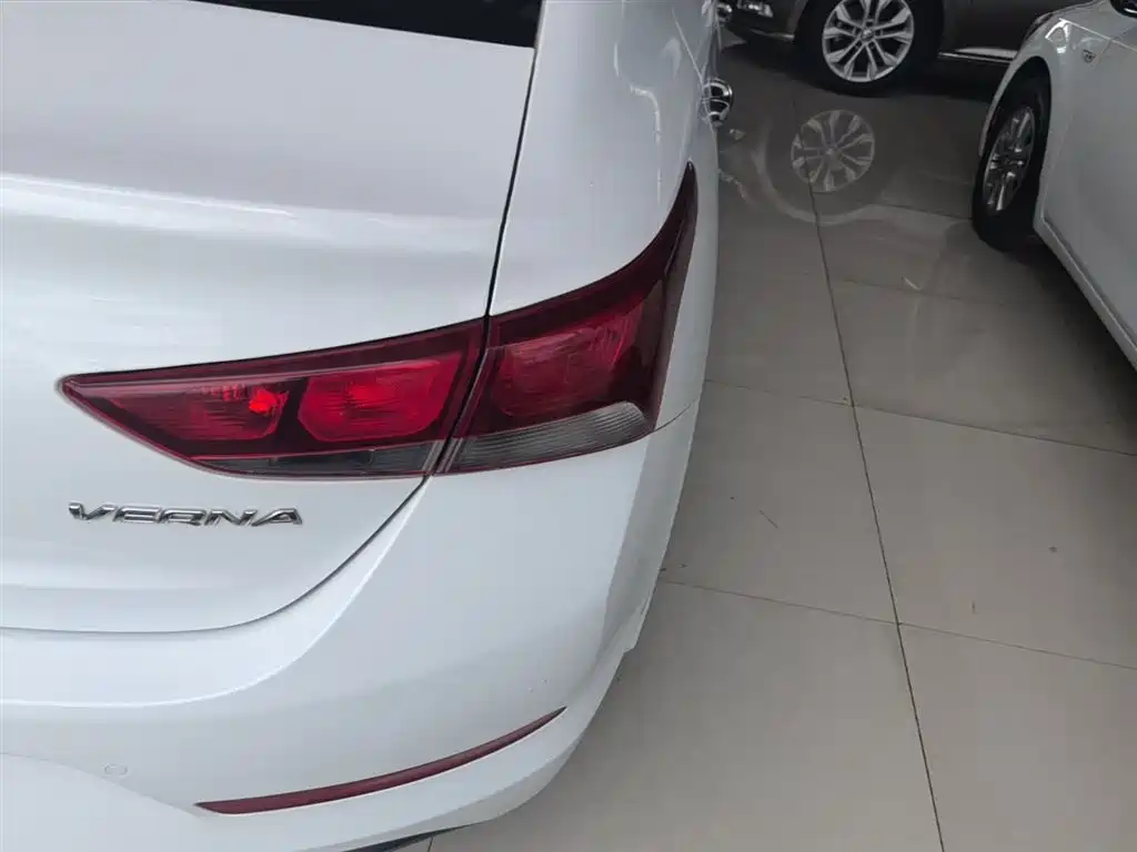 Hyundai Verna 2017 — фото 8