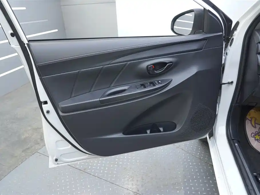 Toyota Yaris L 2018 — фото 10
