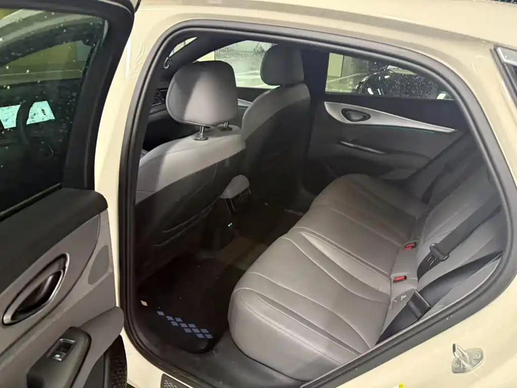 BYD Seal 07 DM-i 2025 — фото 8