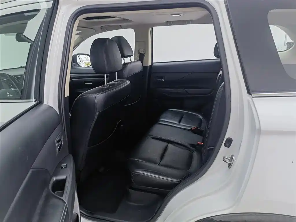 Mitsubishi Outlander 2016 — фото 15