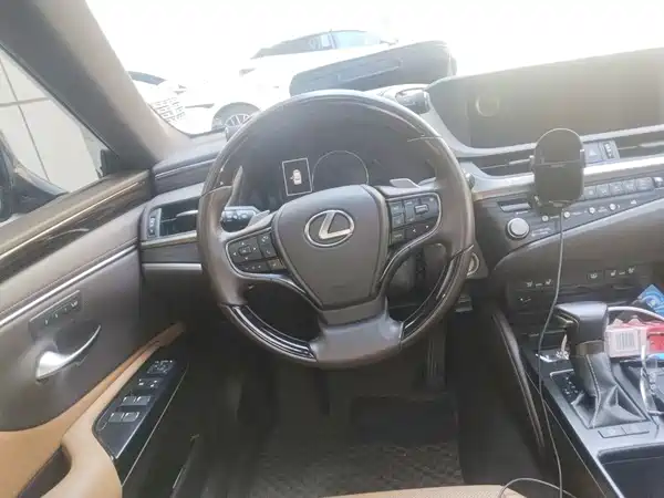 Lexus ES 2021