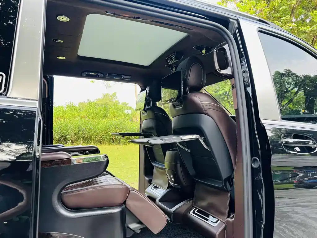 Mercedes-Benz V-Class 2020 — фото 25