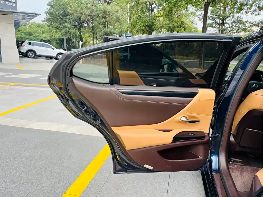 Lexus ES 2020 — фото 14