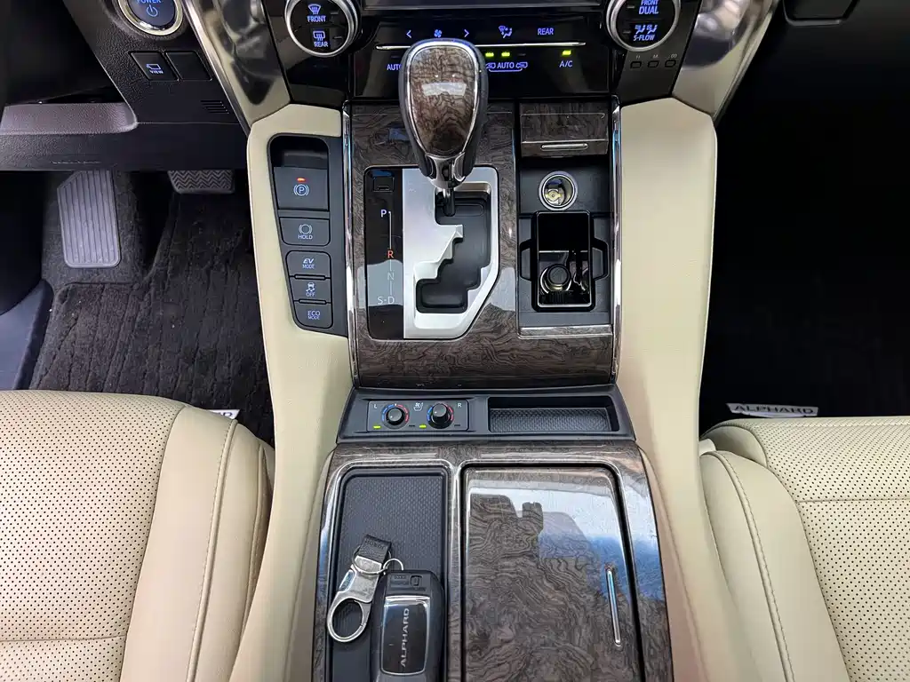 Toyota Alphard 2023 — фото 14