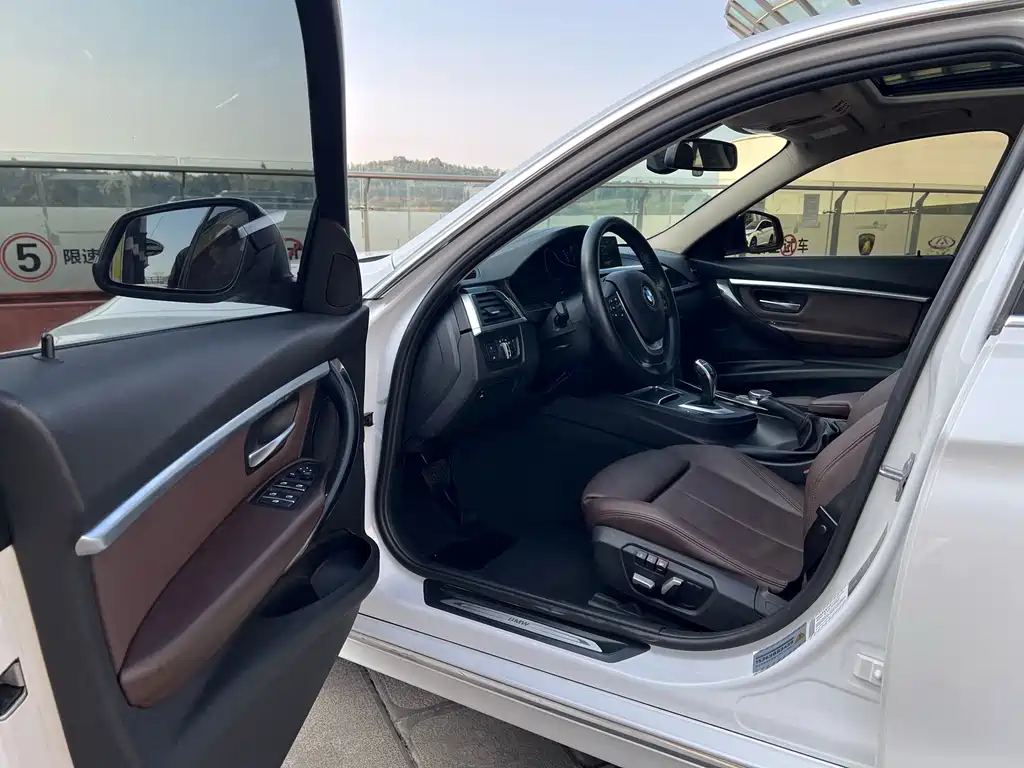 BMW 3 Series 2018 — фото 19