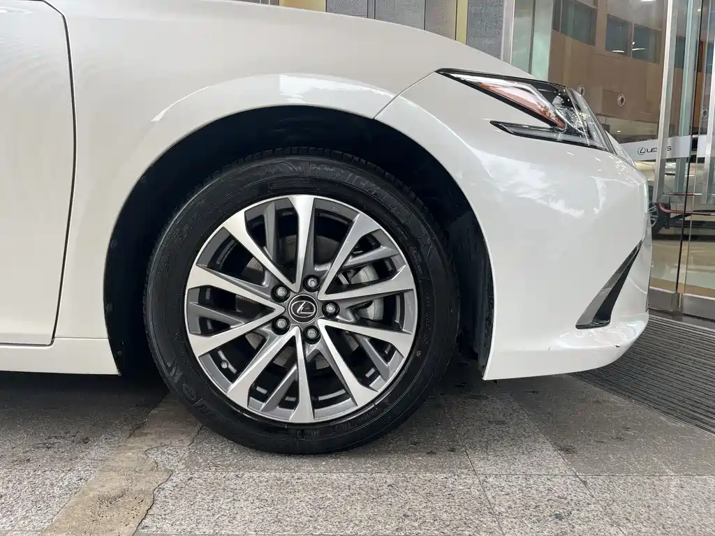 Lexus ES 2021