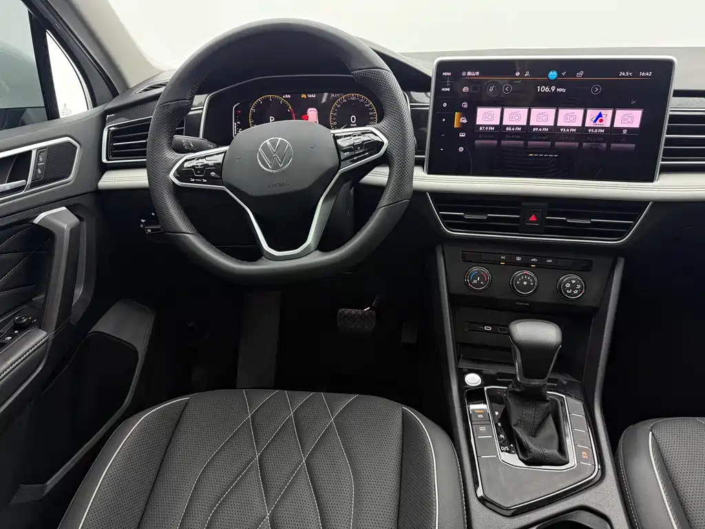 Volkswagen Tiguan L 2023 — фото 11