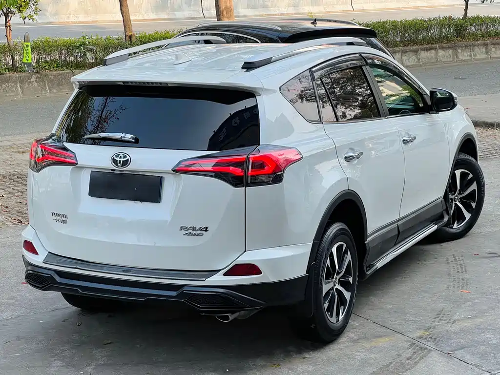 Toyota RAV4 2017 — фото 8