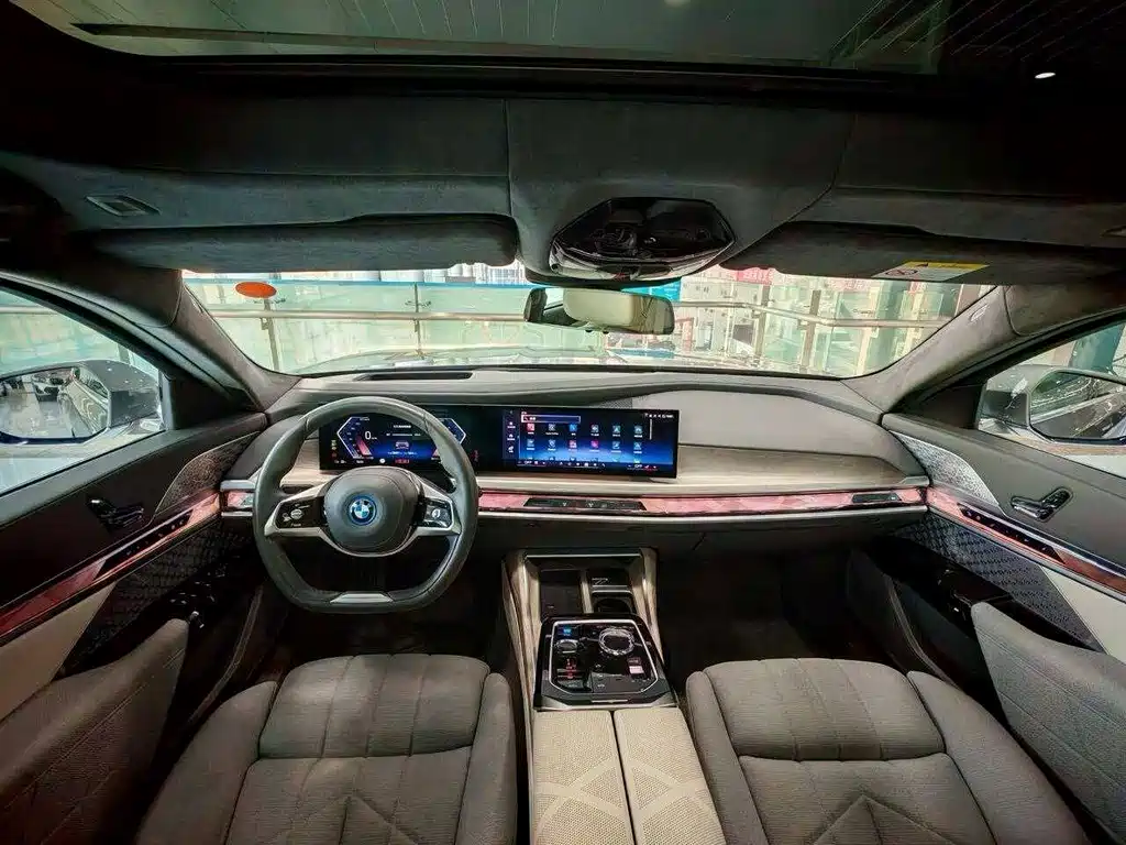 BMW i7 2022 — фото 18