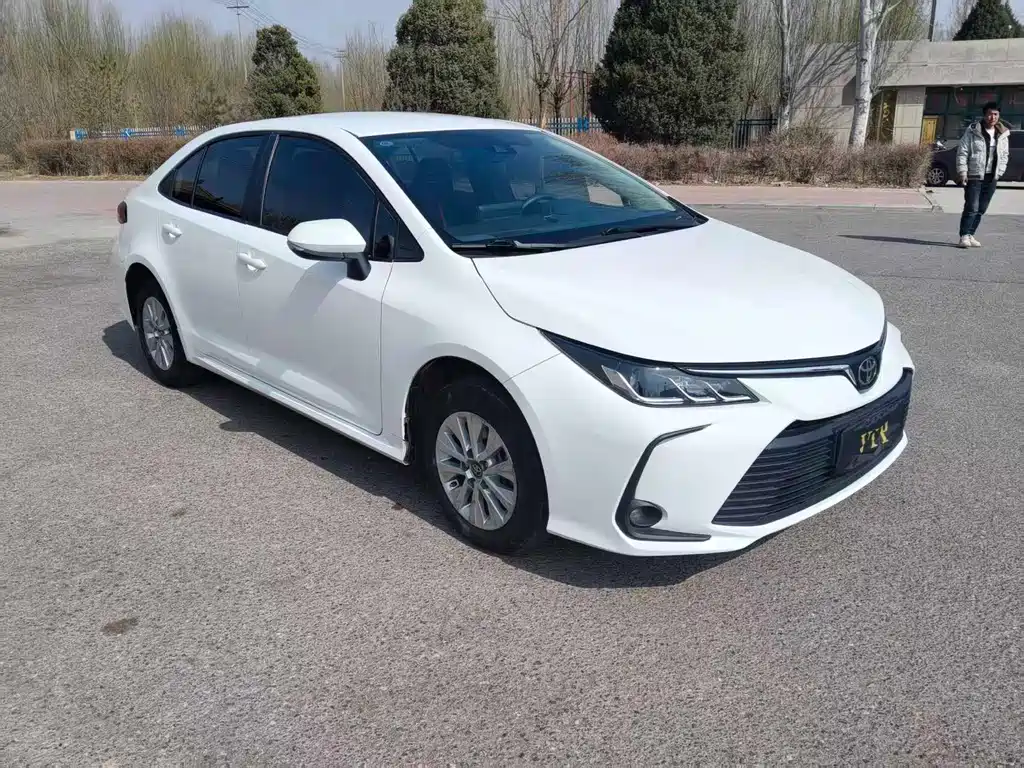 Toyota Corolla 2023 — фото 1