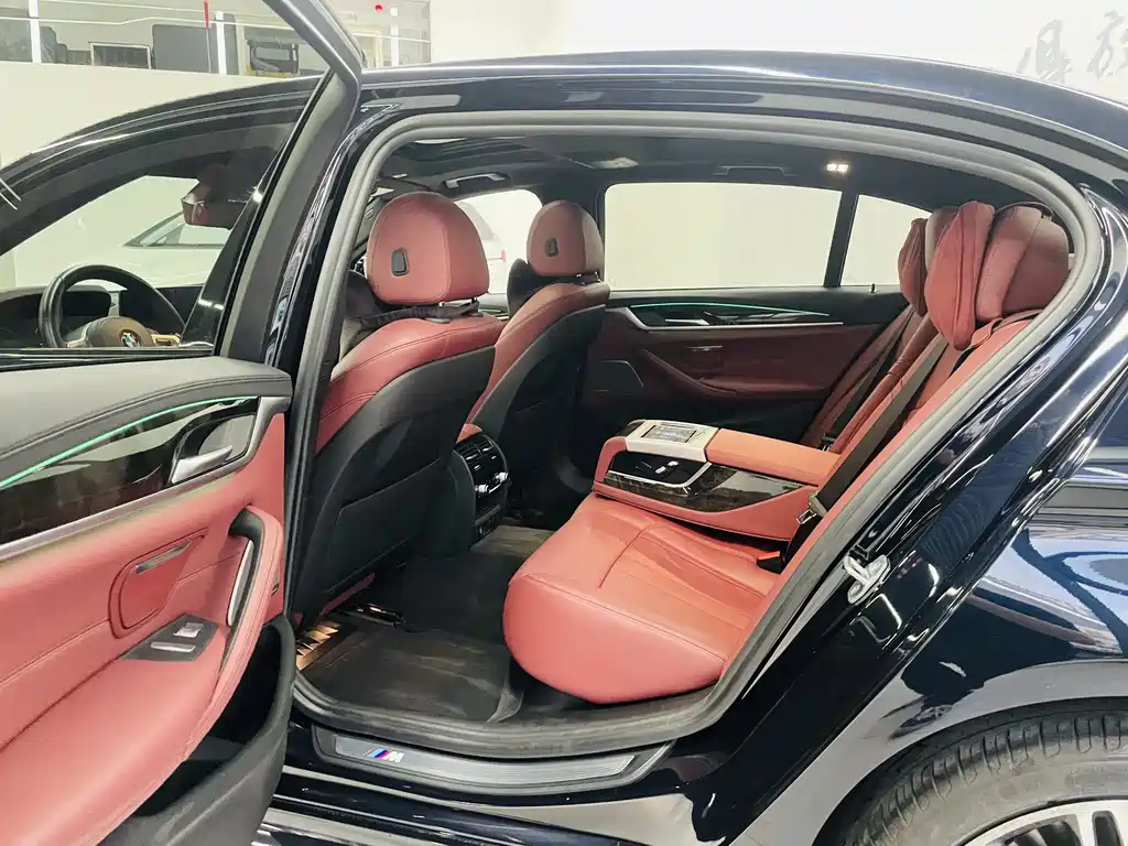BMW 5 Series 2018 — фото 10