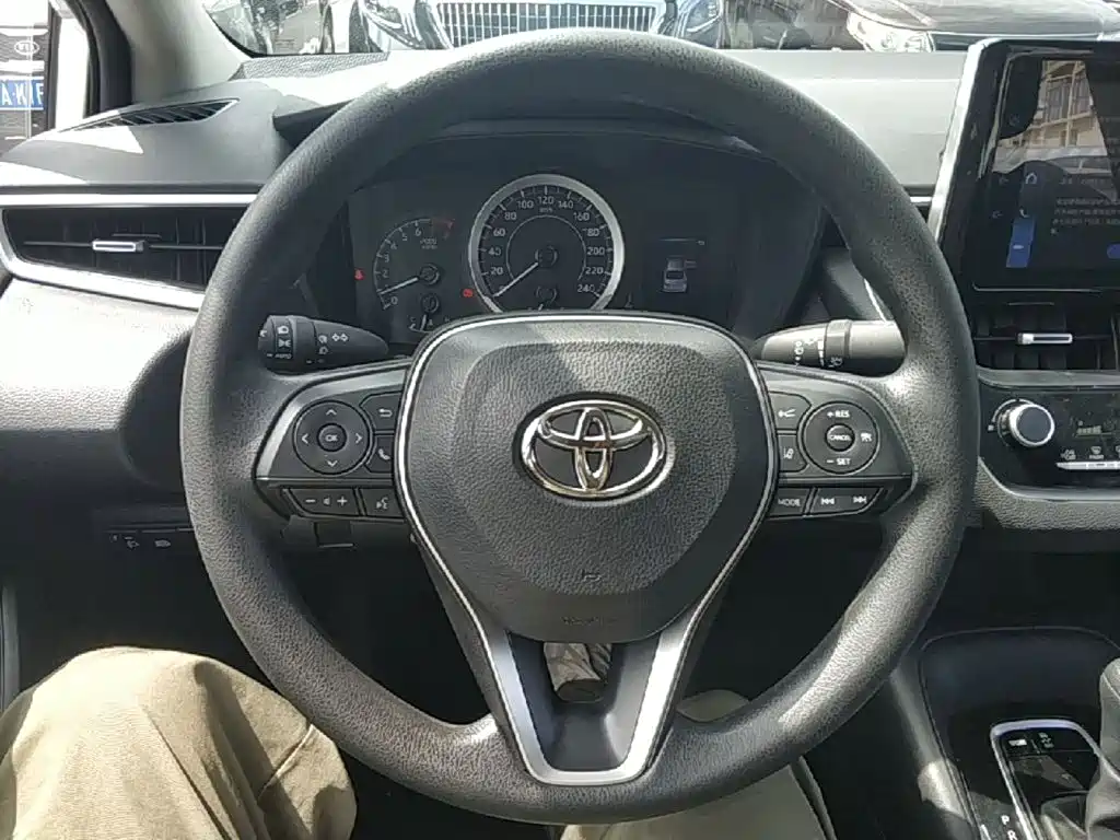 Toyota Corolla 2023 — фото 11