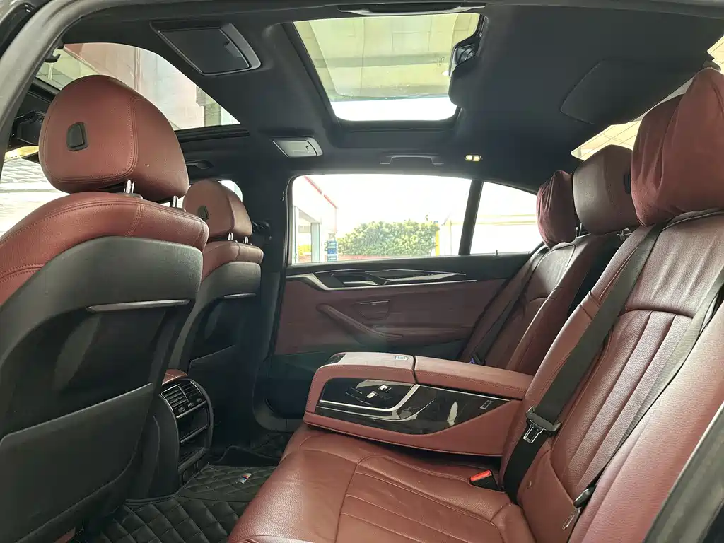 BMW 5 Series 2019 — фото 12