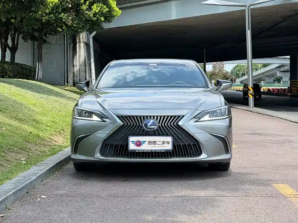 Lexus ES 2021