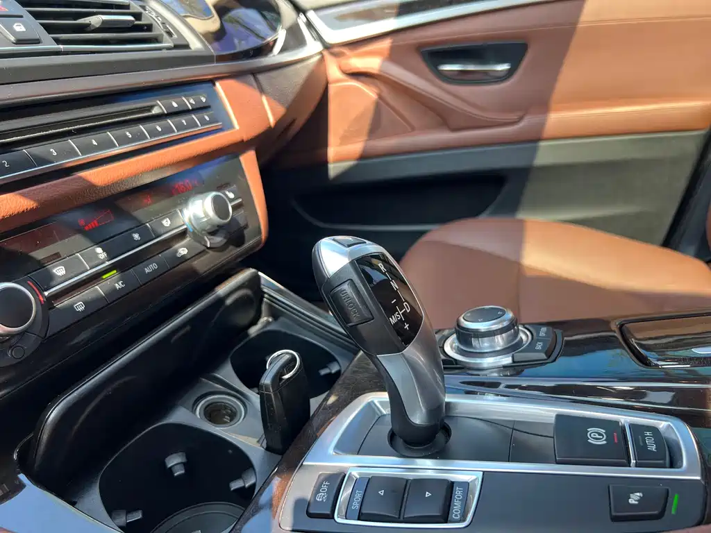BMW 5 Series 2015 — фото 12