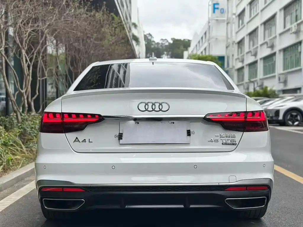 Audi A4L 2022 — фото 14
