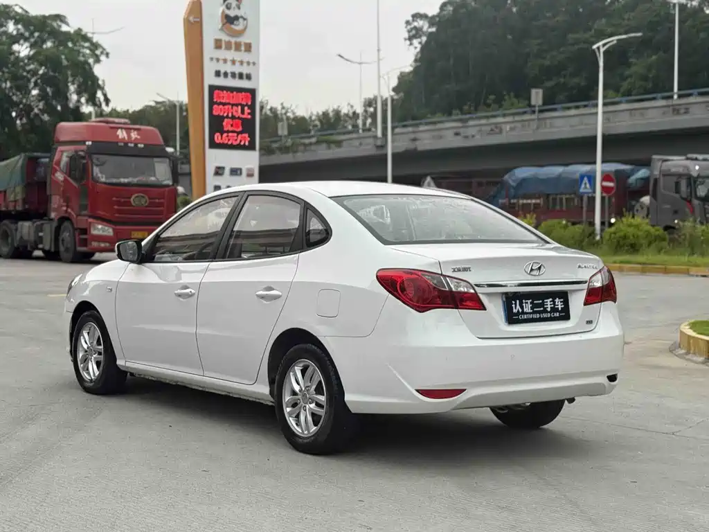 Hyundai Elantra 2014 — фото 13