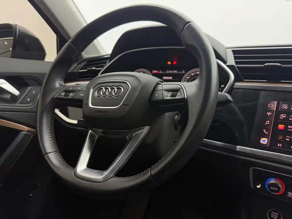 Audi Q3 2021 — фото 11