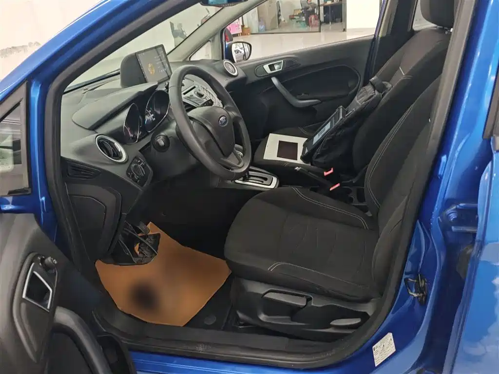 Ford Fiesta 2014 — фото 15